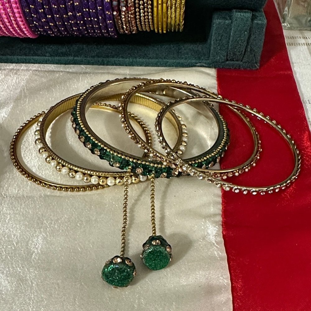 4 Sets - Collection of Elegant Gold and Green Bracelets - Picture 2 of 4